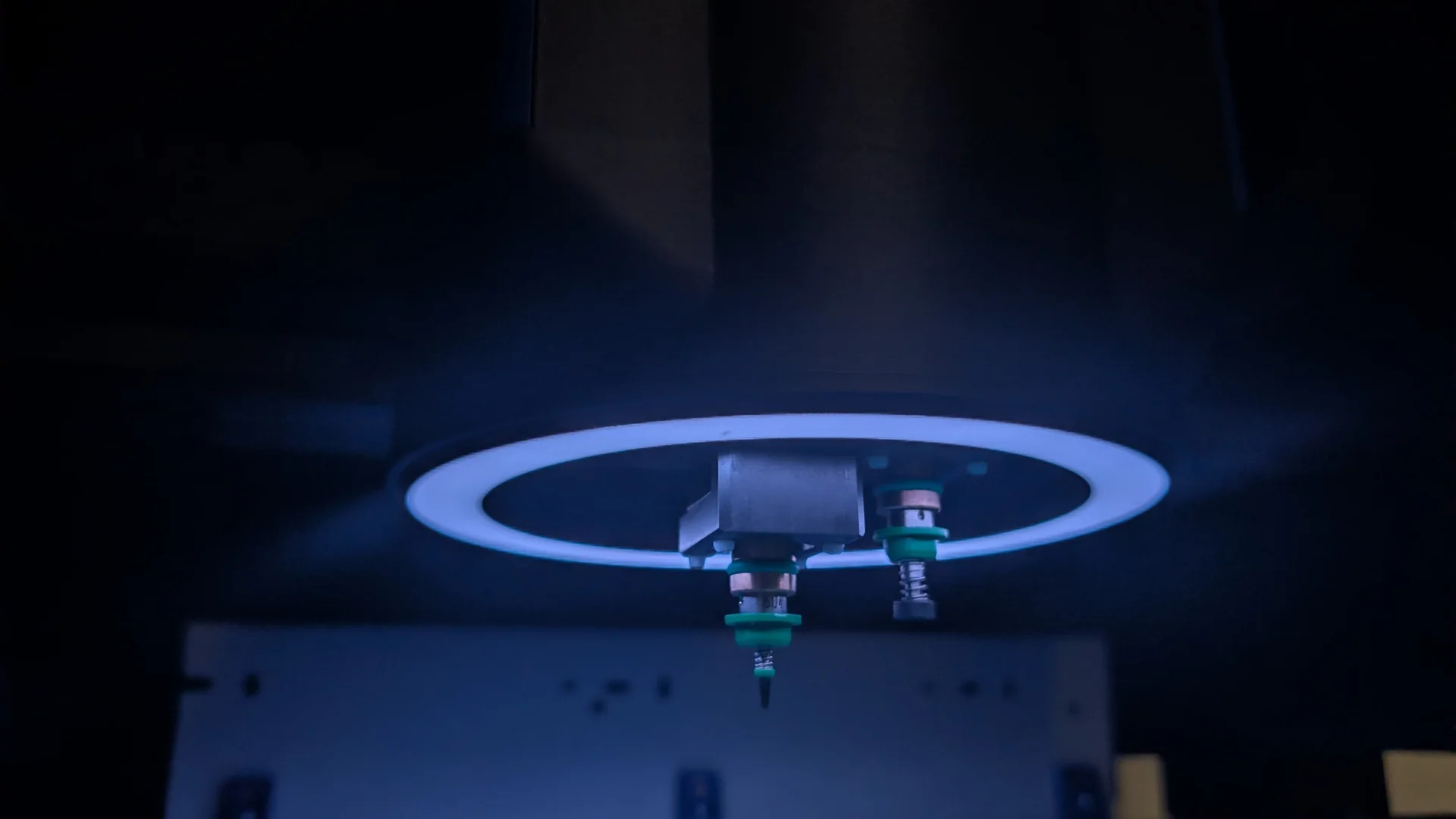 The two nozzles under the ring light of the placement head